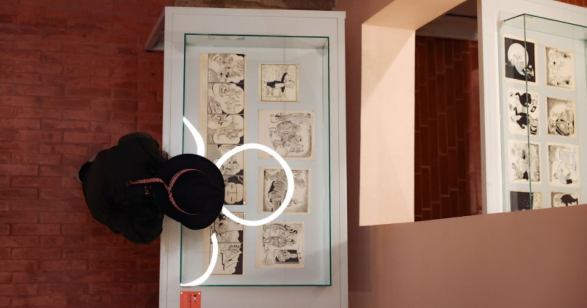 Imagen de persona observando exposición de Cómic en blanco y negro