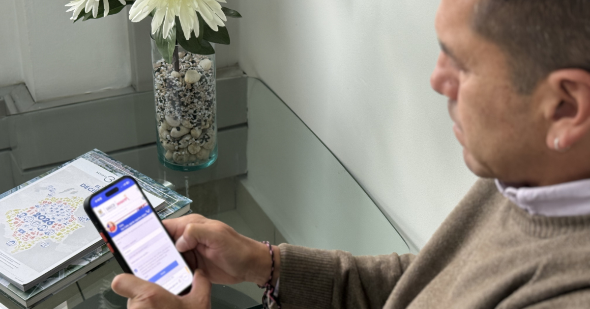 Foto de una persona mirando una pantalla del celular 