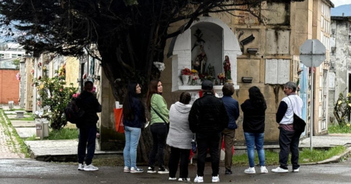 Foto de personas en el Cementerio Distrital del Sur de Bogotá