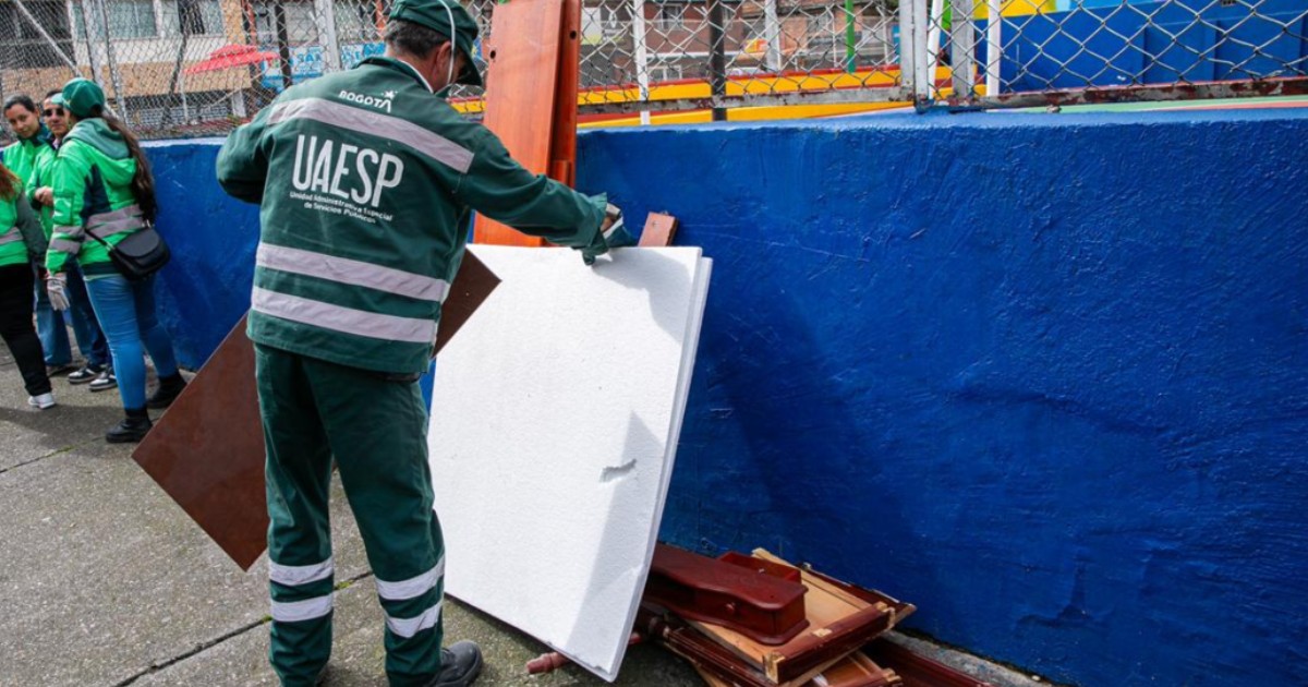 Foto que muestra una persona levantando unas tablas