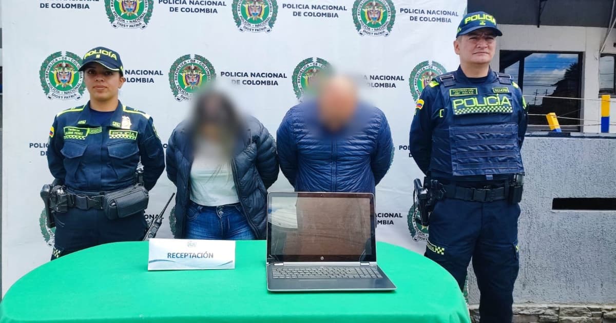 Dos capturados junto a objetos recuperados.