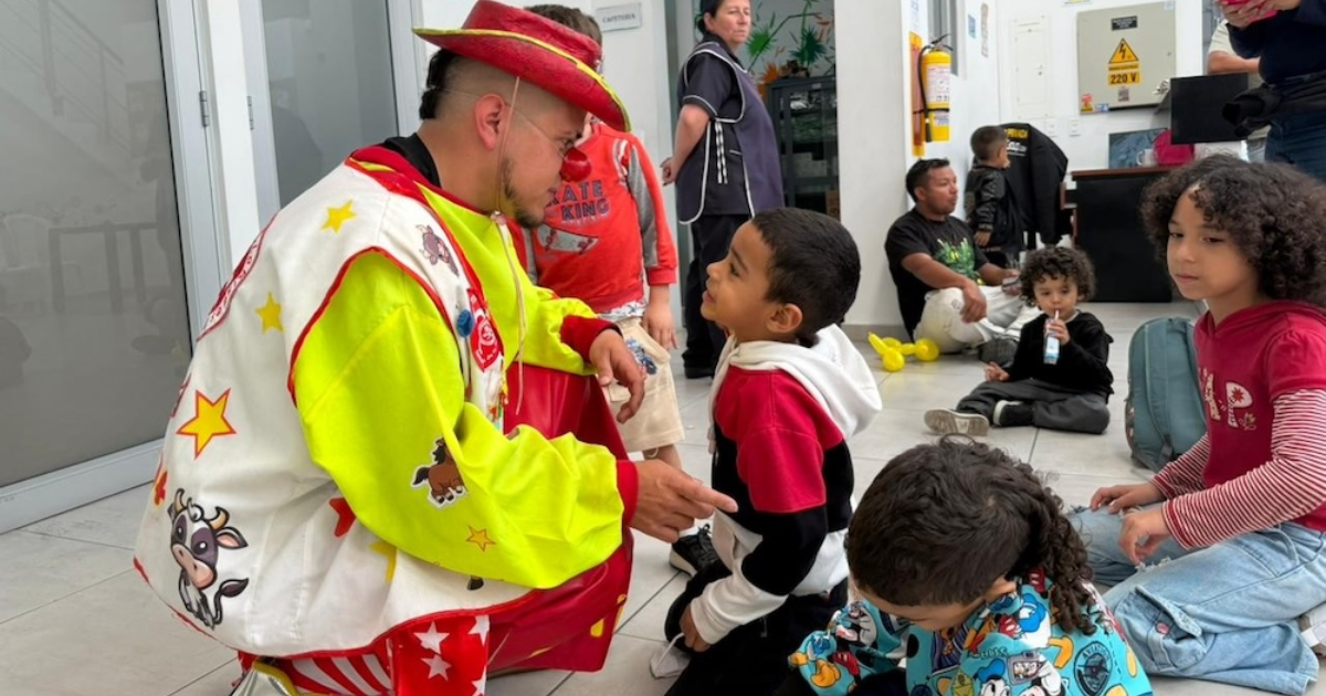 Imagen de un niño sonriendo a un adulto