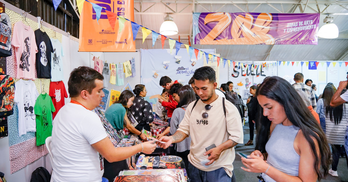 Imagen de varias personas disfrutando de la Zona de Arte y Emprendimiento en la FILBo 2025.