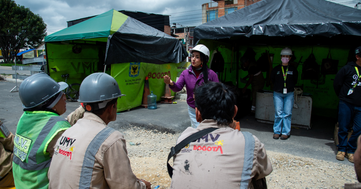 Imagen de obreros de obra recibiendo la capacitación