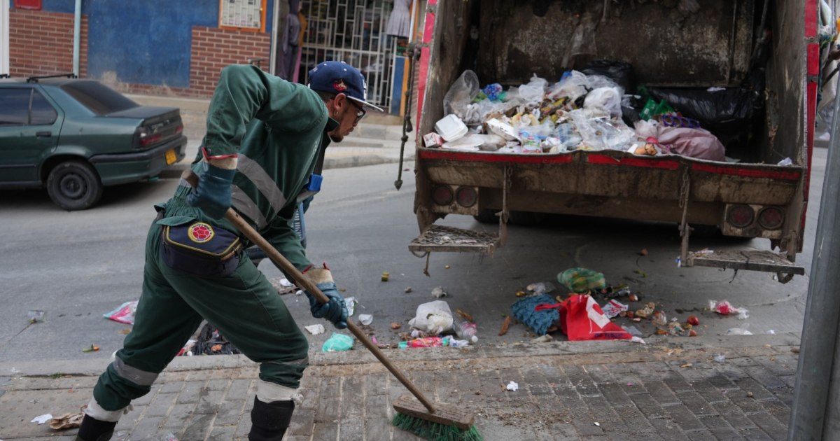 Imagen de un operario recogiendo basura