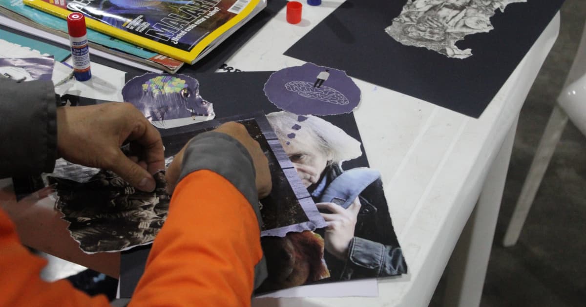 Persona privada de la libertad haciendo un collage en el marco de un taller en la Cárcel Distrital.