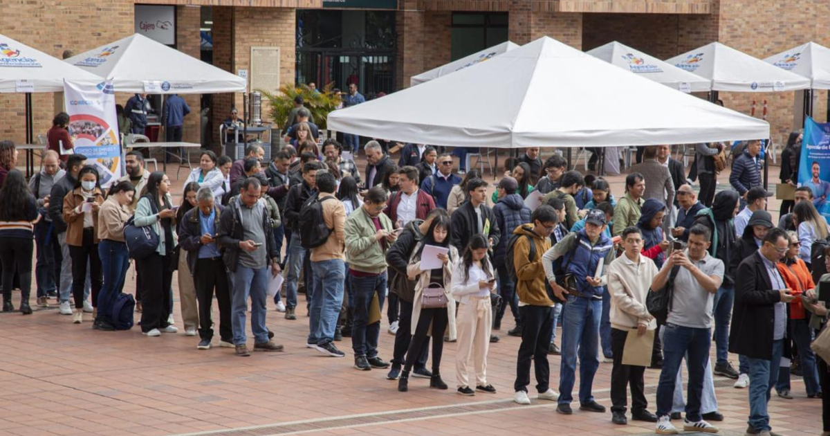 Imagen de gente haciendo filas en una Feria de Empleo