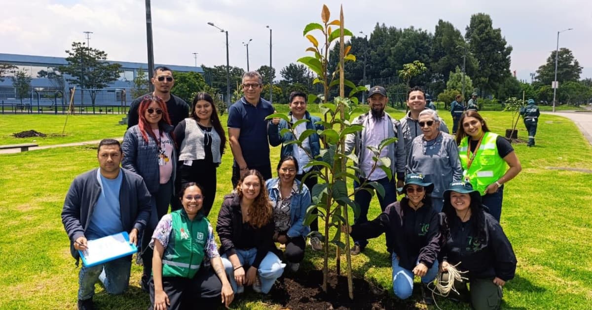 Personas participan en actividad de siembra en Fontibón.