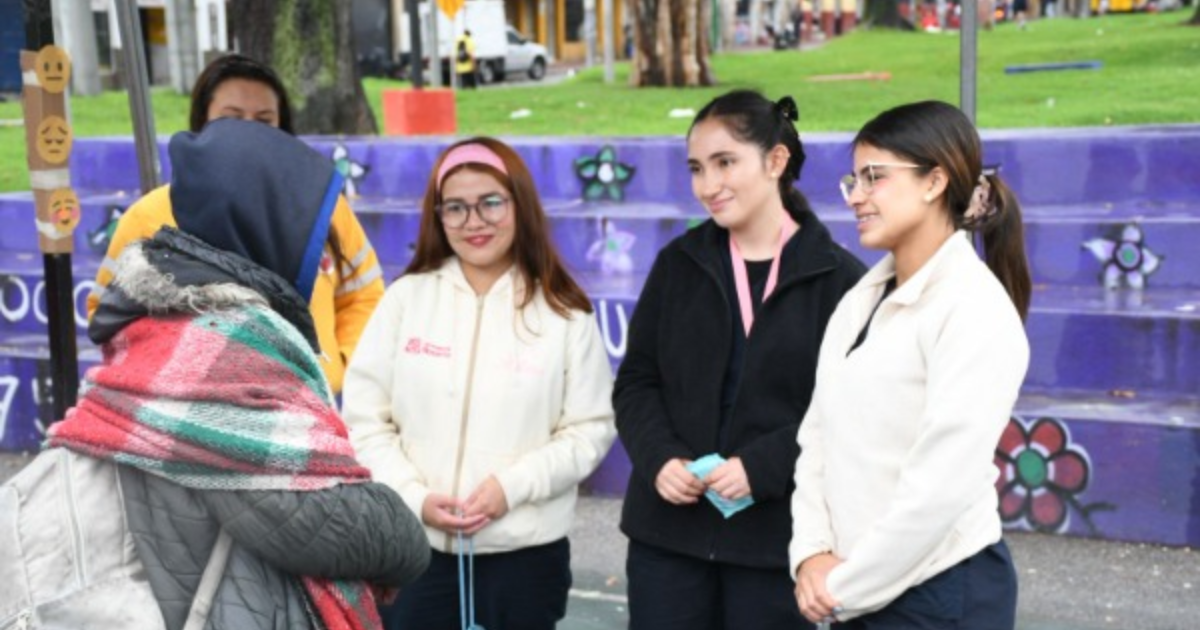 Imagen de un habitante de calle siendo atendido en el Parque las Cruces