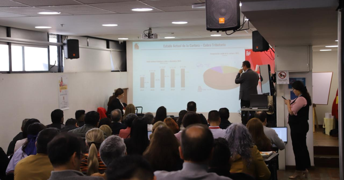 Foto de una charla de funcionarios de la Secretaría de Hacienda