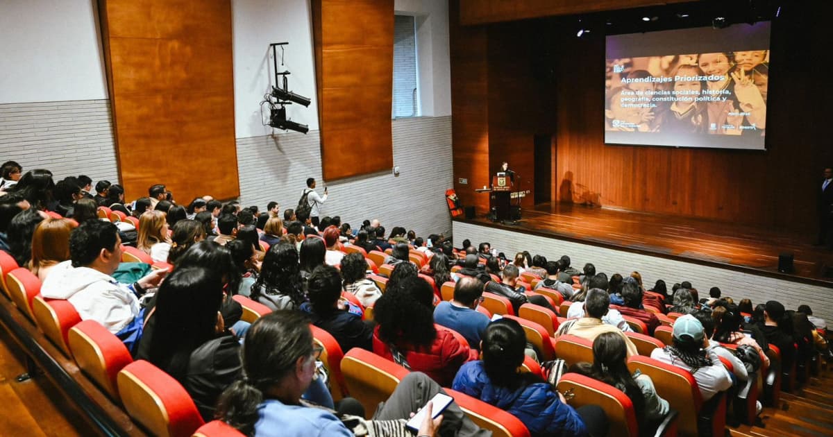 Docentes reunidos en el Archivo 