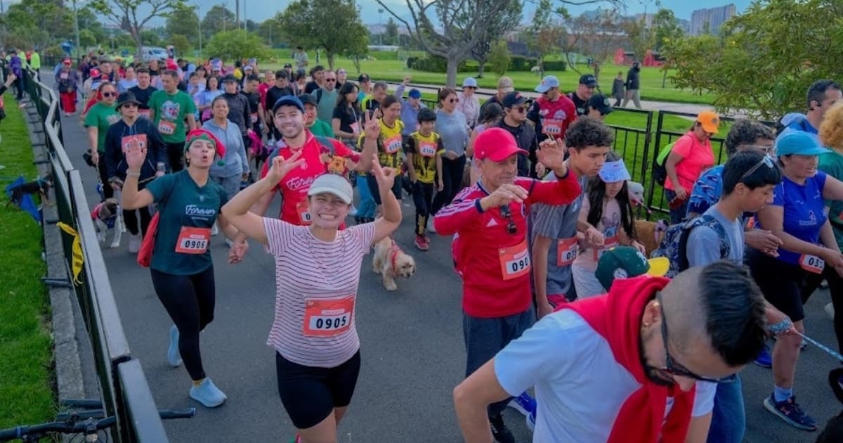 Foto de bogotanos y bogotanas realizando actividad de running en calles de la capital.