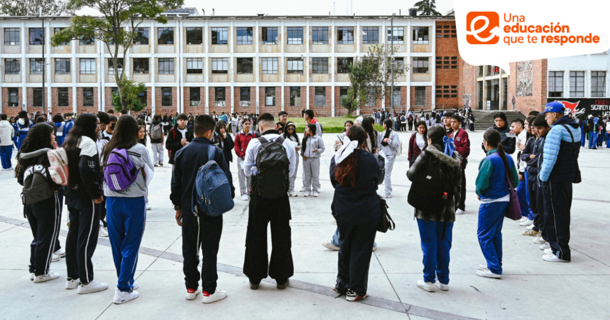 Foto que muestra estudiantes reunidos 