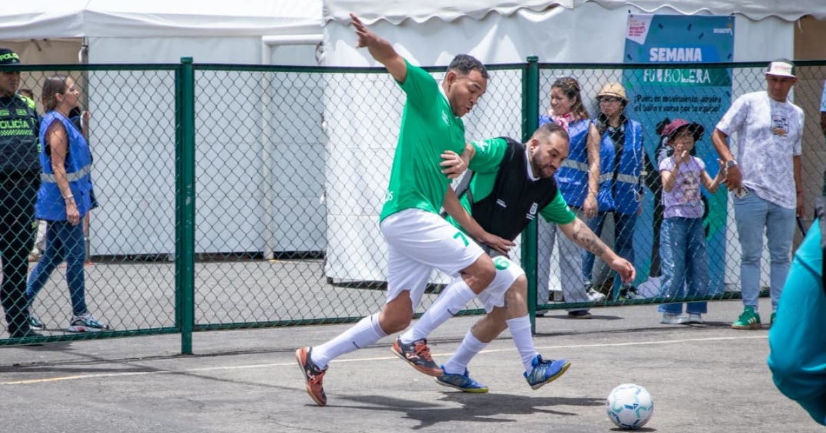 Imagen de dos personas disputando el balón