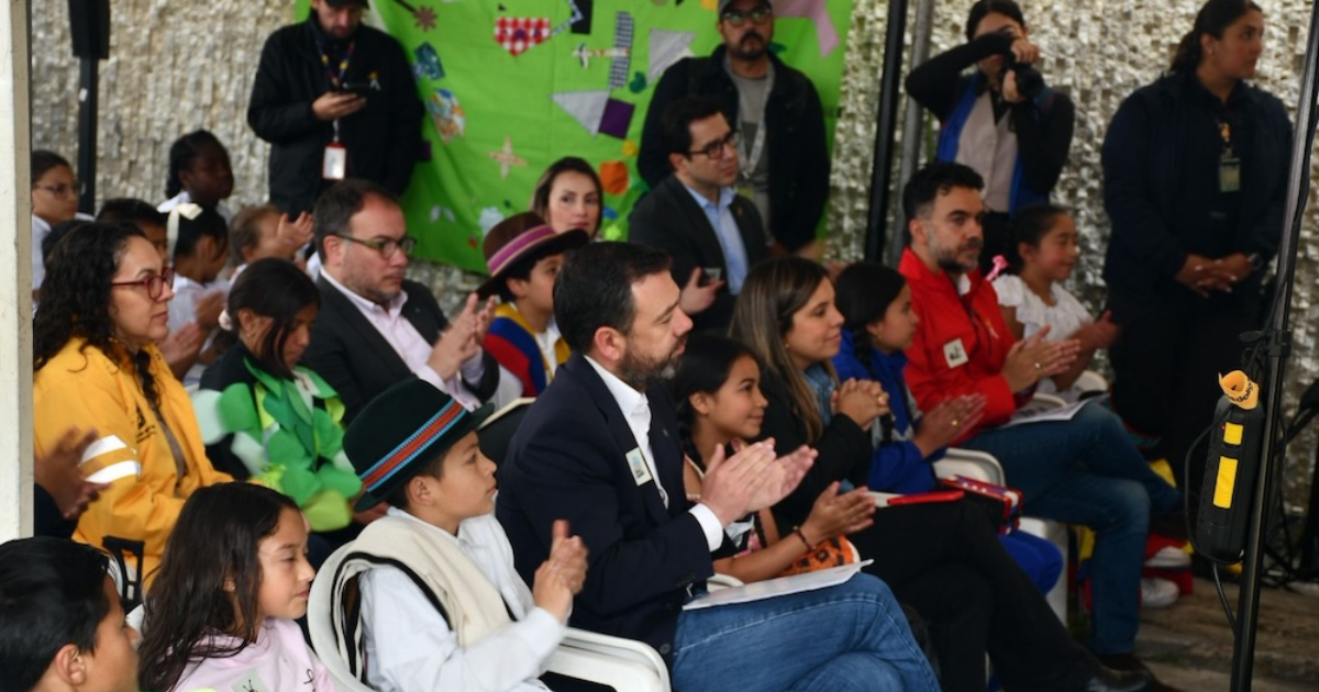 Imagen del alcalde Galán junto a varios niños y niñas