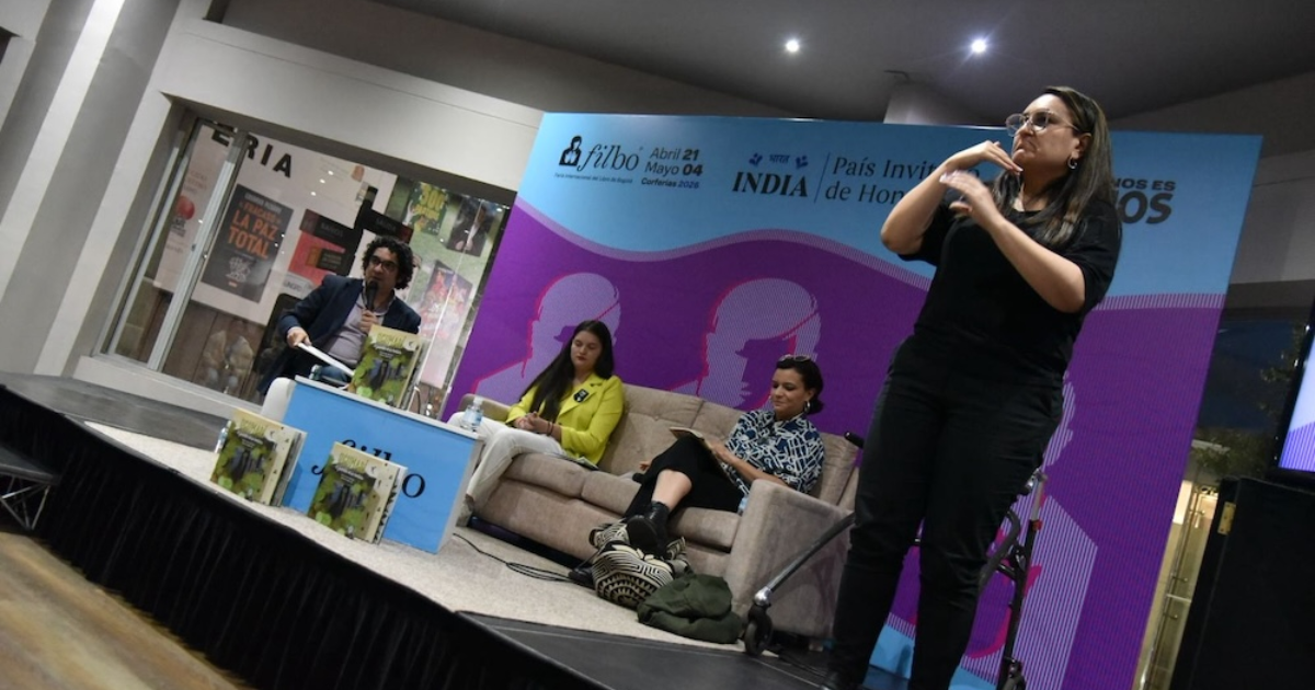 Imagen de los participantes de la charla en la FILBo 2026