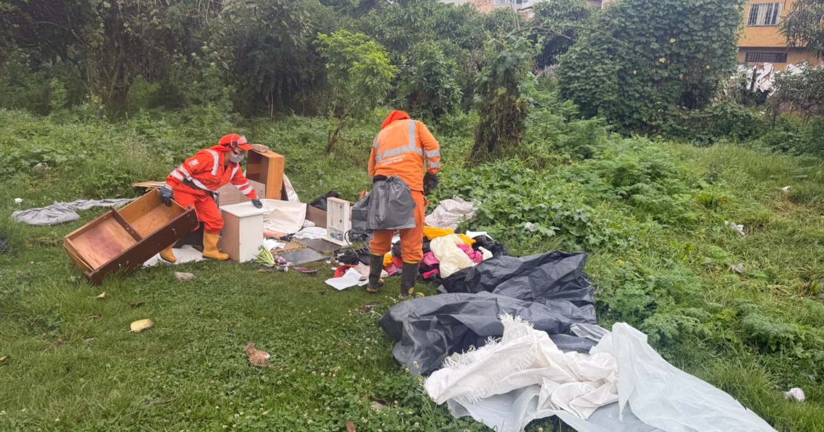 Foto que muestra trabajadores de Aguas de Bogotá levantando residuos
