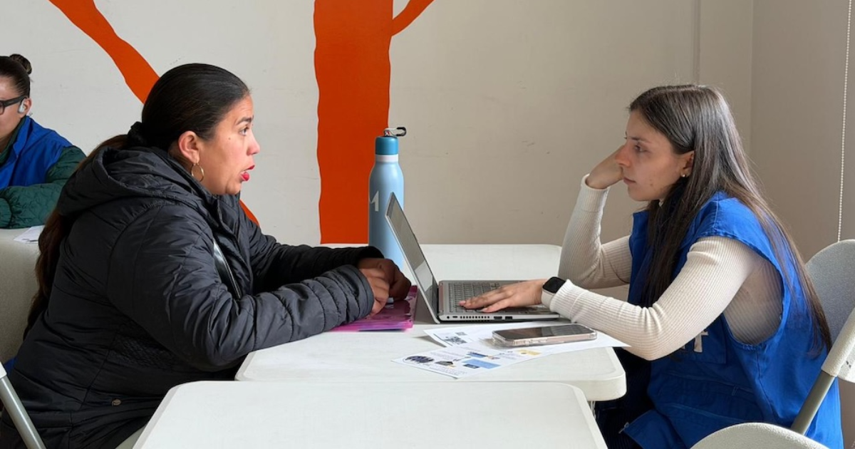 Imagen de dos mujeres hablando en una mesa