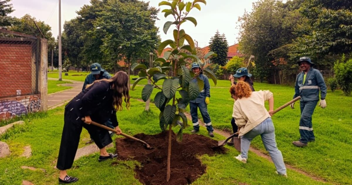 Personas realizando actividad de siembra en Fontibón