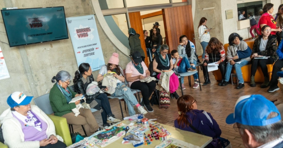 Foto que muestra personas reunidas en un salón