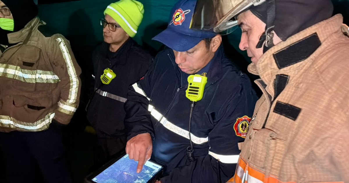 Imagen de rescatistas de Bomberos de Bogotá viendo un mapa en un ipad