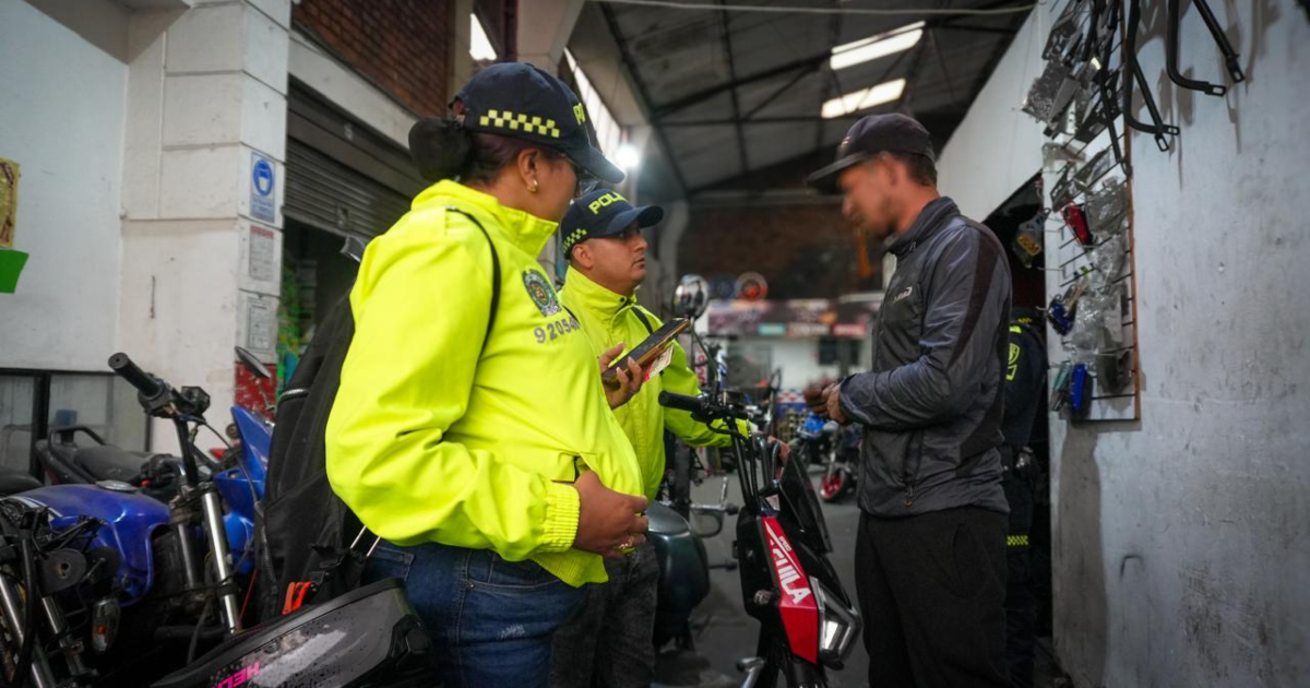 Imagen de dos policías hablando con una persona