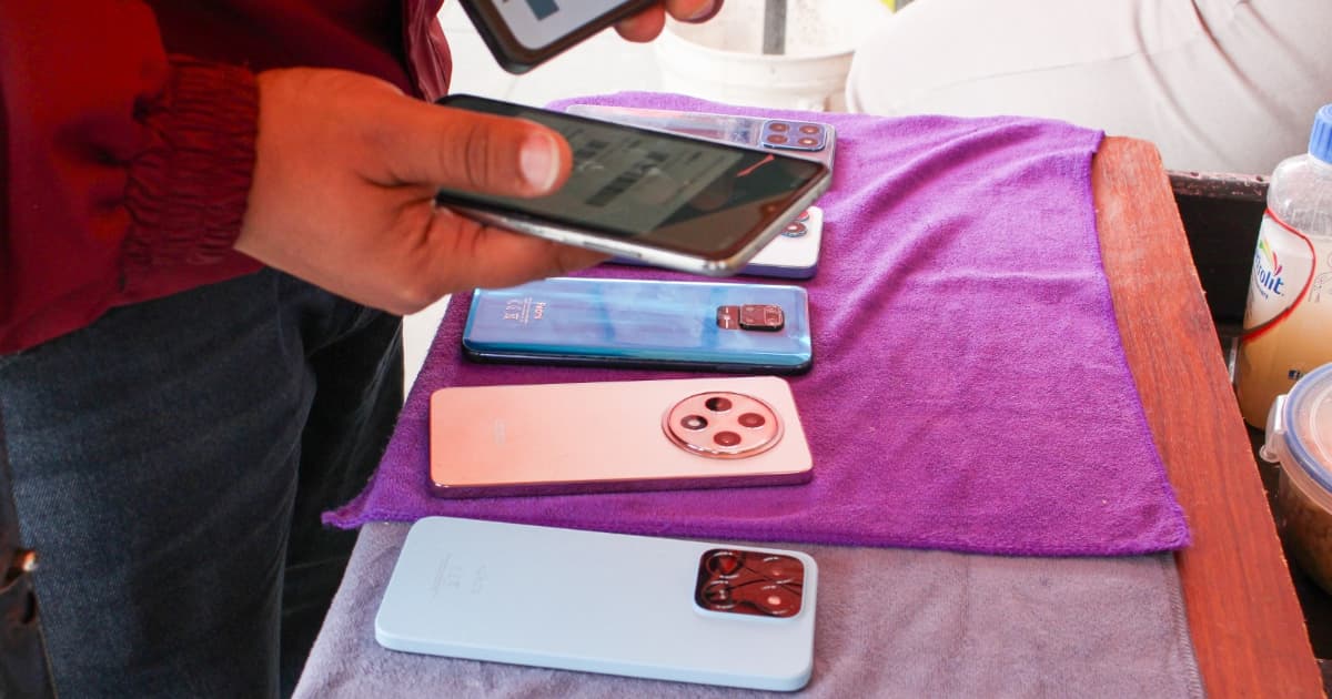 Celulares puestos sobre una mesa