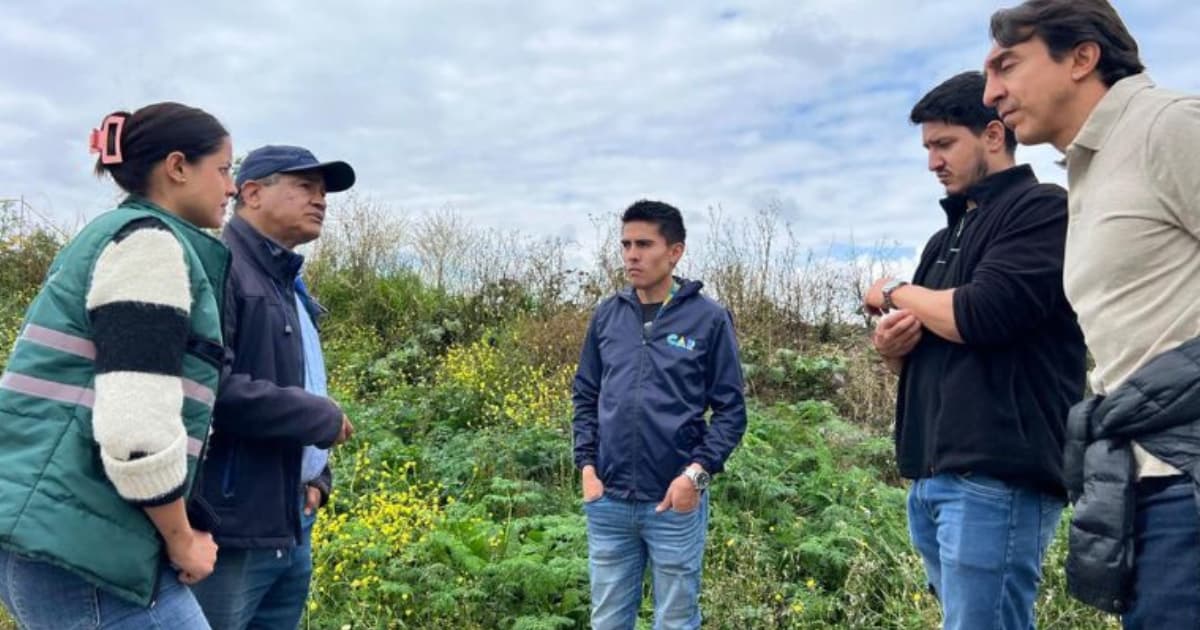 Funcionarios de la Gobernación y de la CAR en la cuenca del río Bogotá