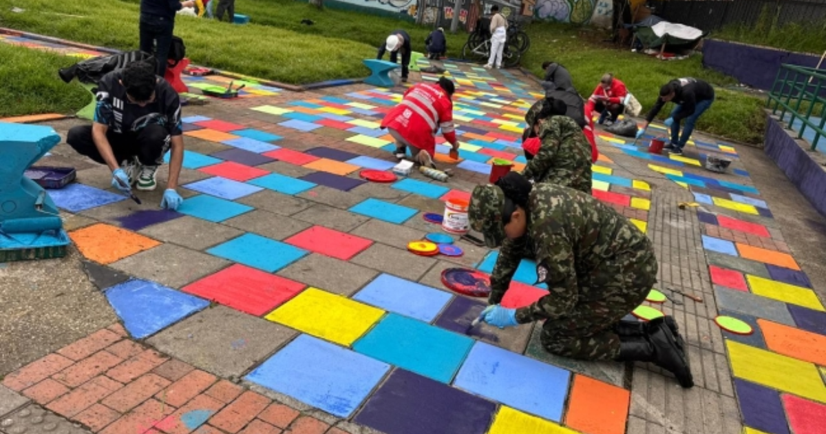 Foto de funcionarios del Distrito en operativo de limpieza