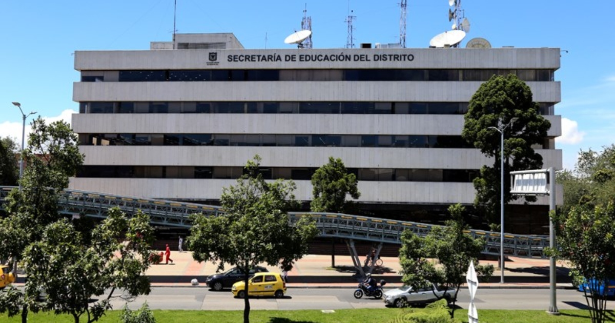 Foto que muestra la fachada de la Secretaría de Educación de Bogotá