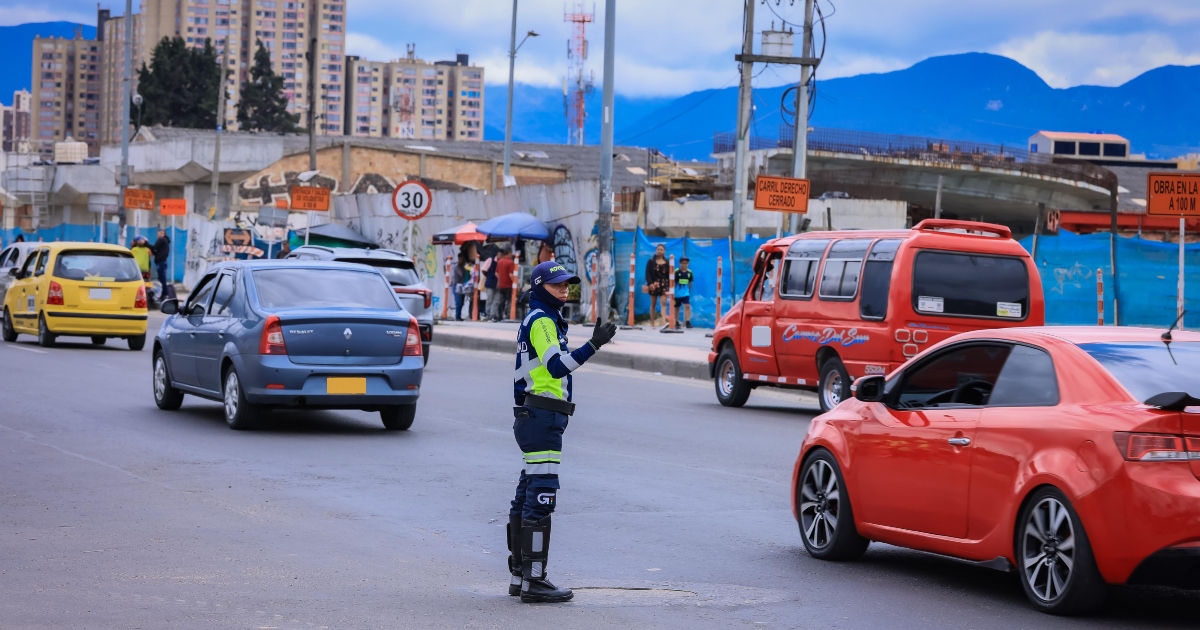 Foto que muestra vehículos circulando por las calles de Bogotá.