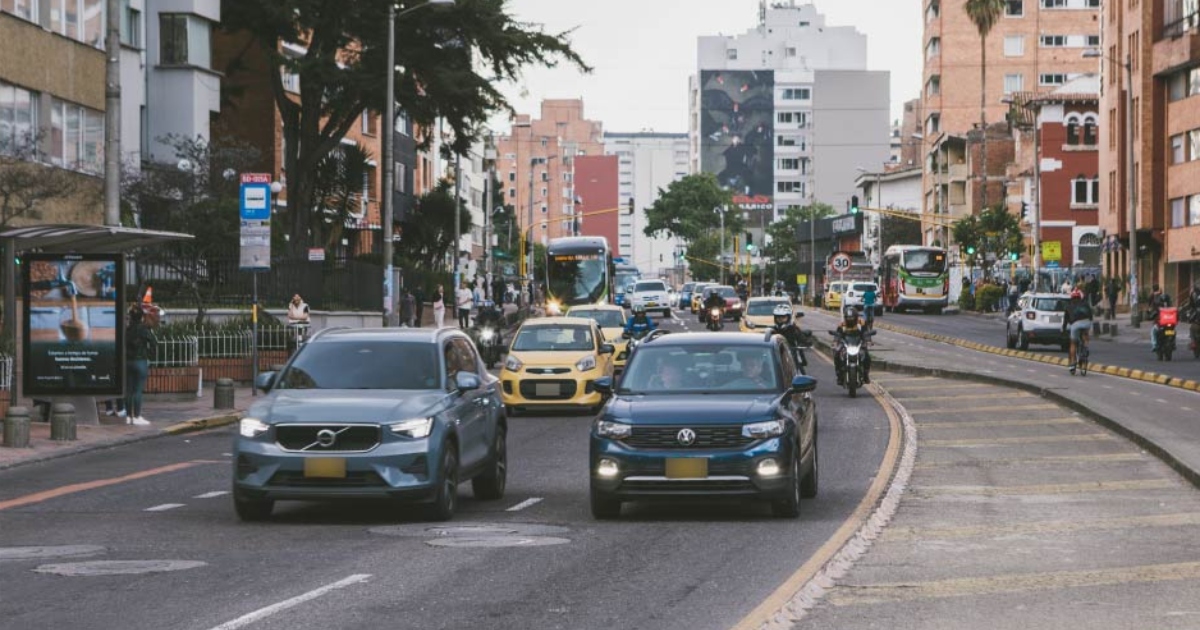 Foto que muestra vehículos andando por las calles