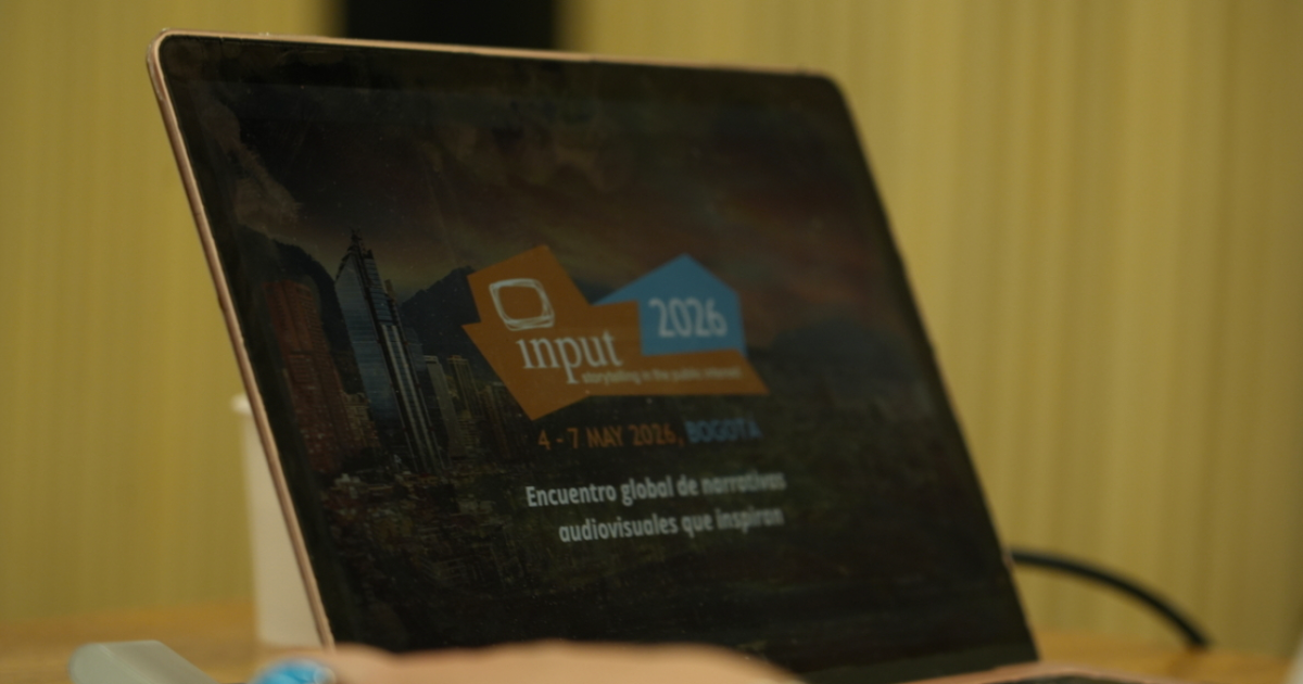 Imagen de un celular con la información del evento.