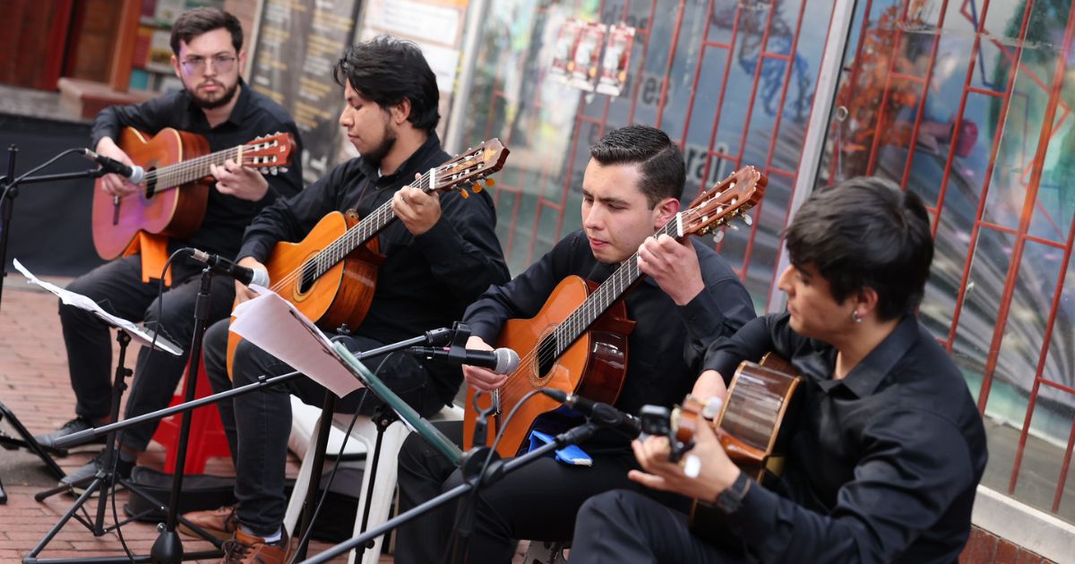 Imagen de grupo musical masculino tocando en vivo