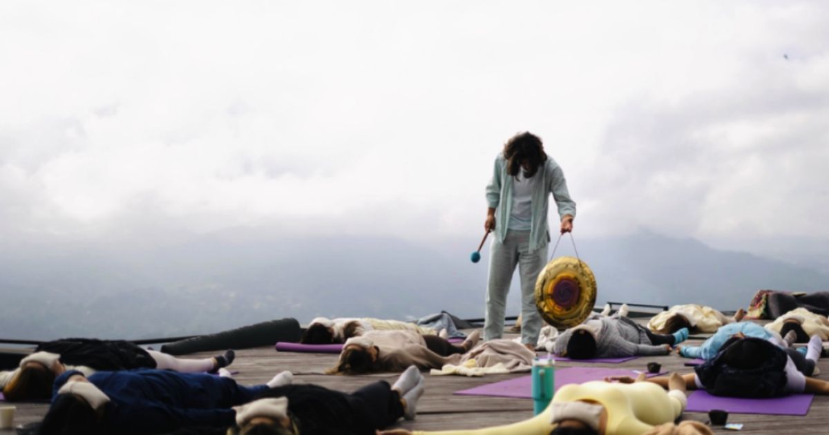 Imagen de hombre tocando el gong en practica de bienestar