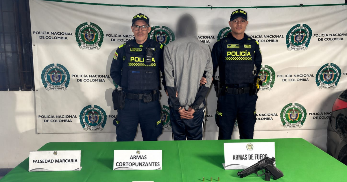 Imagen del hombre capturado junto a dos policías 