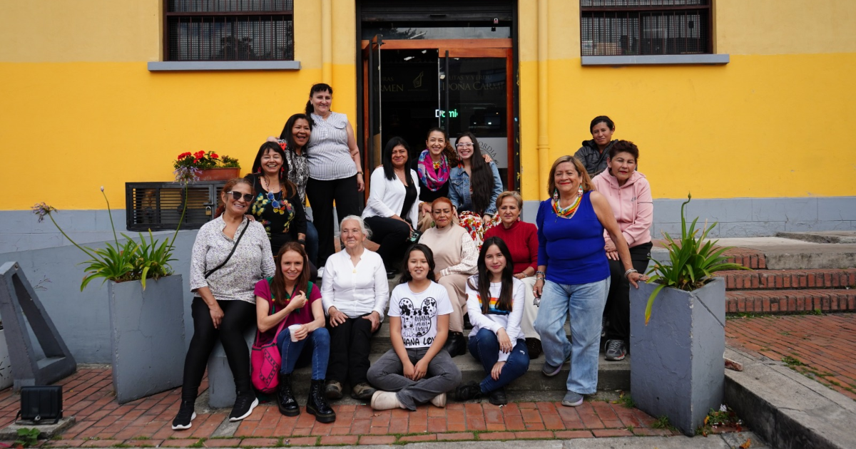 Imagen de varias mujeres sonriendo y posando para la foto