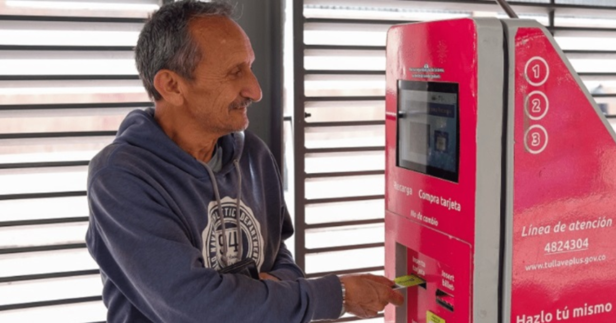 Imagen de un señor introduciendo la tarjeta TuLlave en una máquina