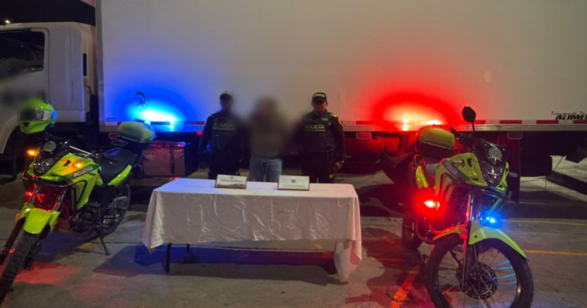 Hombre capturado frente a camión incautada