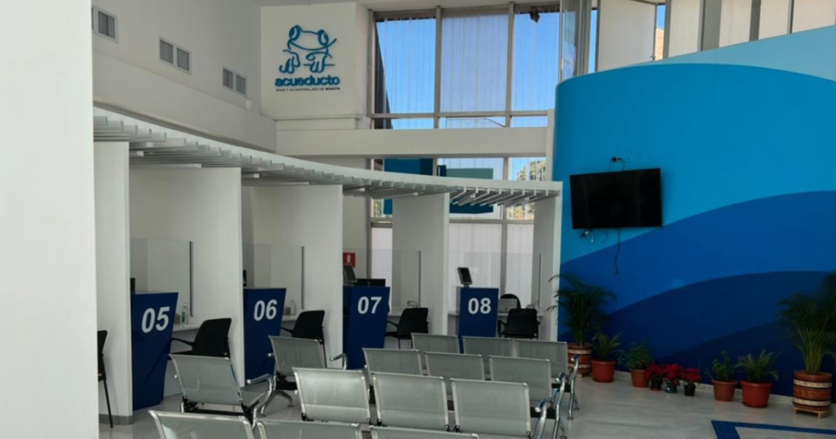 Foto que muestra sillas y módulos de atención del Acueducto 
