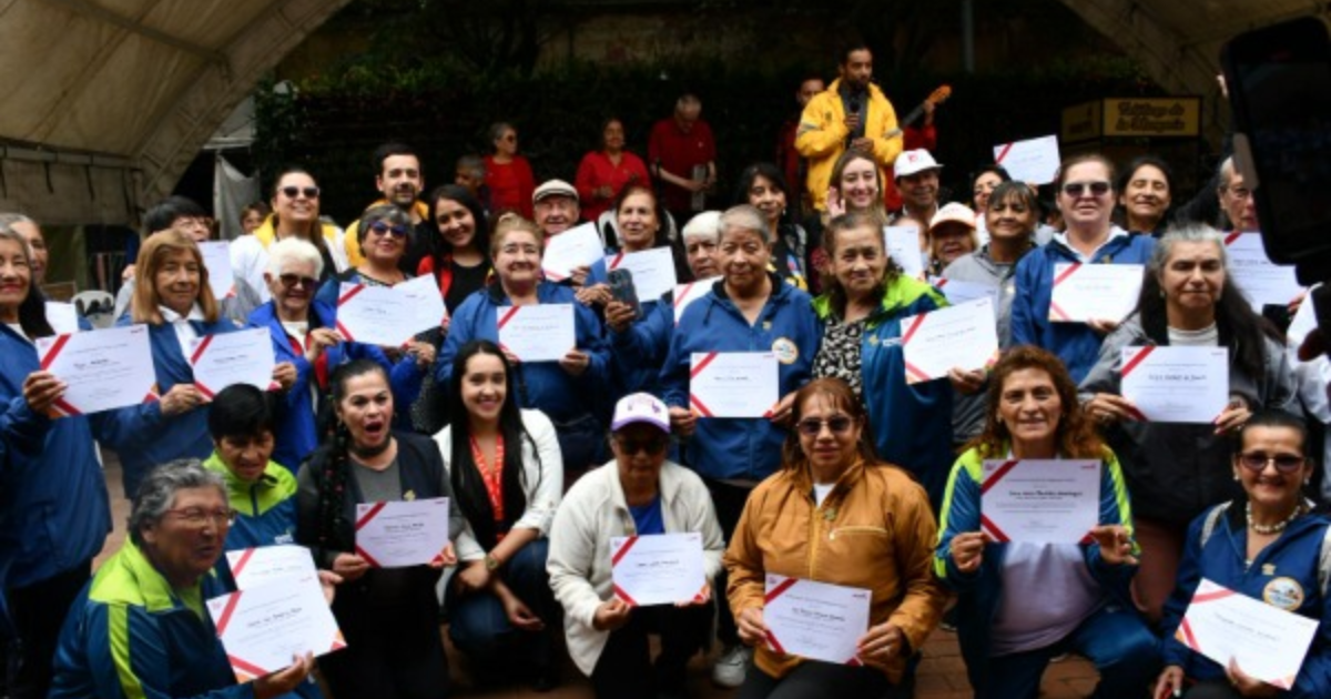 Imagen de personas mayores con diplomas