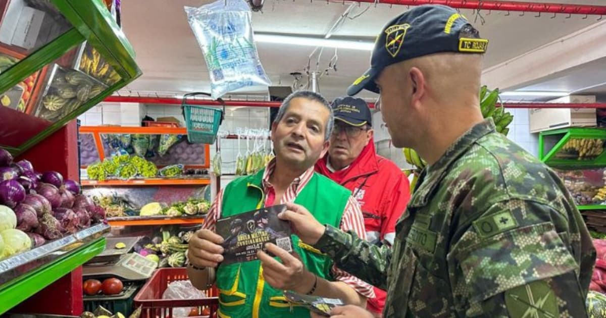 Militar en actividades de gestión comunitaria con un tendero