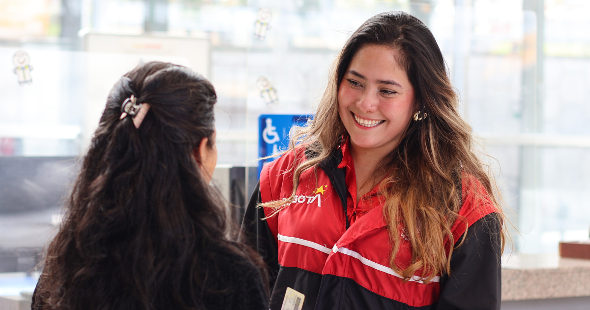 Foto de un funcionario ayudando a un ciudadano