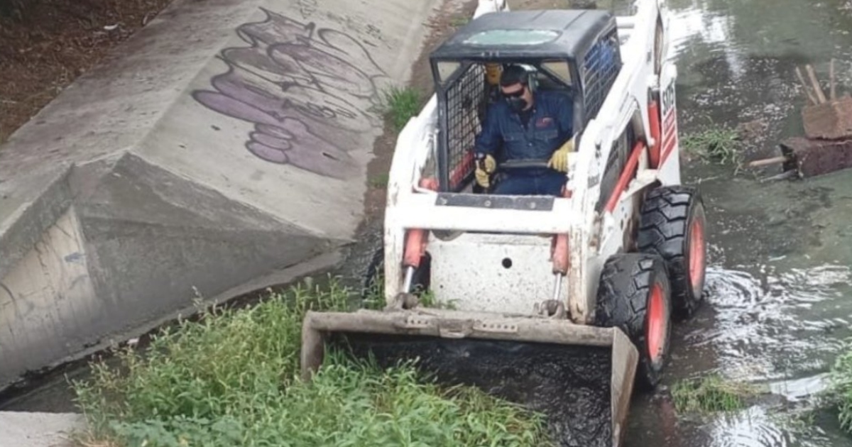 Foto que muestra un carro recolector en un canal de agua 