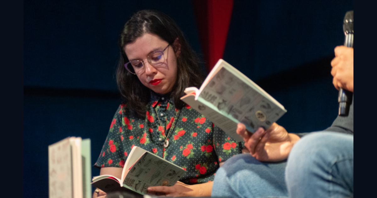 Imagen de varias personas leyendo un libro.