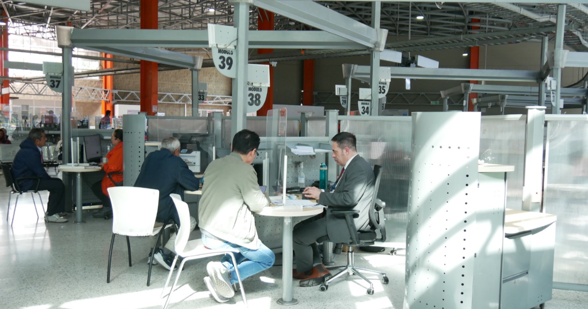 Foto de un funcionario ayudando a un ciudadano