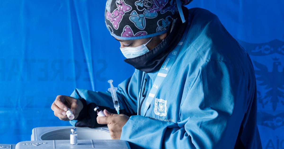 Foto que muestra una enfermera escribiendo en un papel