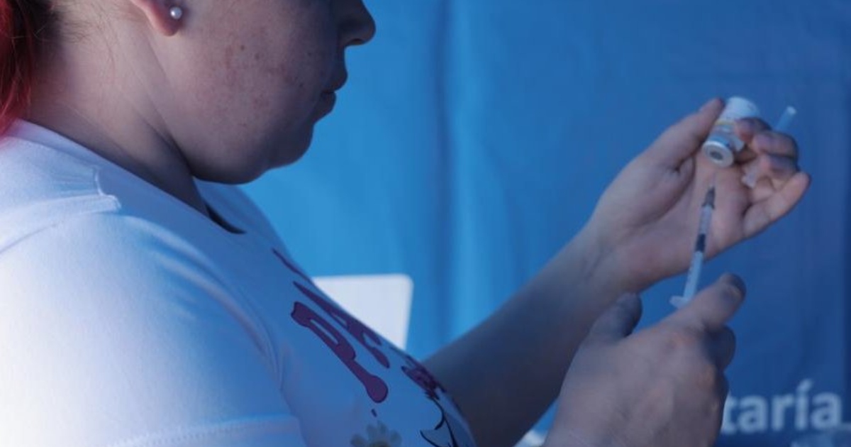 Foto que muestra una persona sosteniendo una jeringa 