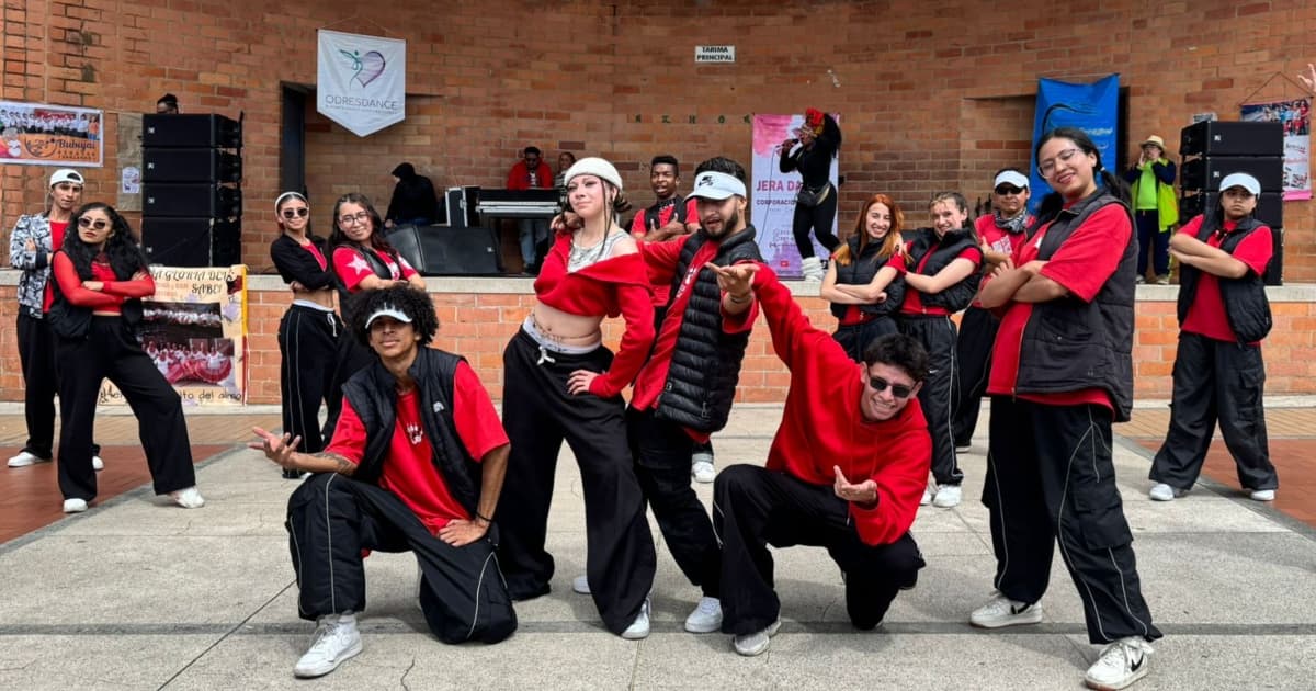Foto de los 25 grupos artísticos de San Cristóbal que celebraron el Día de la Danza en Bogotá.