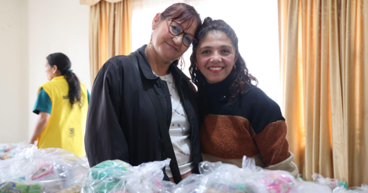 Foto de dos mujeres riendose 